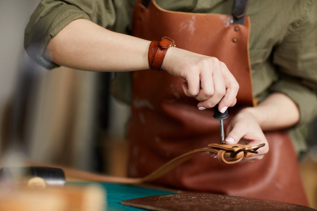 Create your Belt in a workshop at the Leather school of florence
