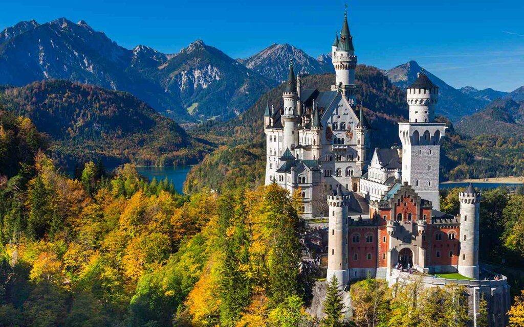 Day Trip to Neuschwanstein Castle and Oberammergau Village