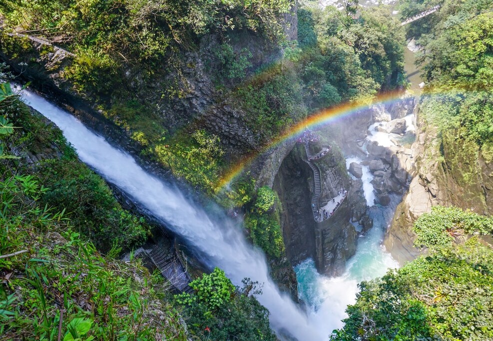 El Paillon del Diablo Waterfall shooting straigt down from the rocks with viewing platforms in the background.