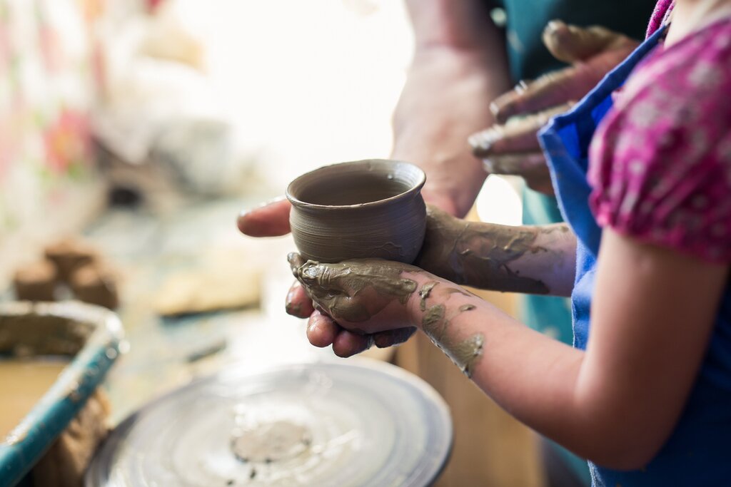 Family Pottery Class in Cuenca with a local artisan