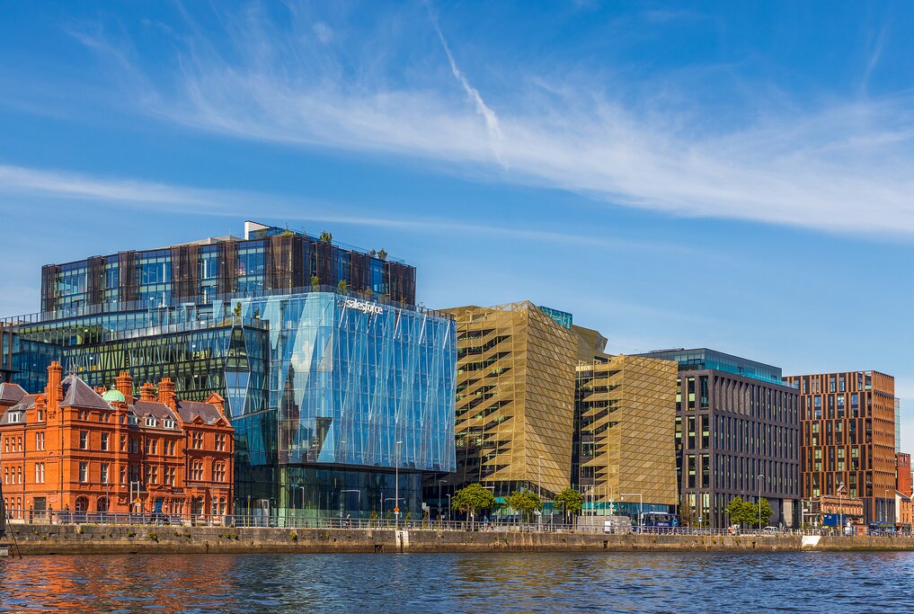 Experience historical treasures and modern areas like the Silicon Docklands