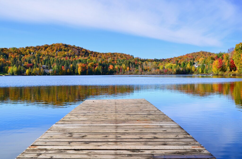 Lake in Québec during fall