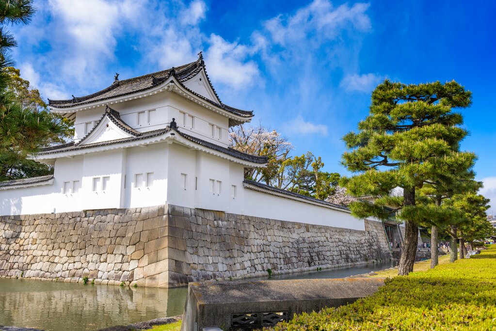 Spend two days discovering Kyoto's historic landmarks (like Nijo Castle) on this 10-day highlights tour