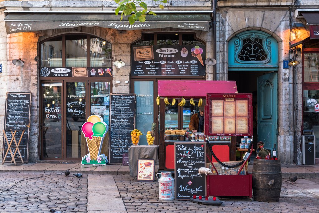 Sit down for a meal at a traditional Lyonnaise "bouchon"