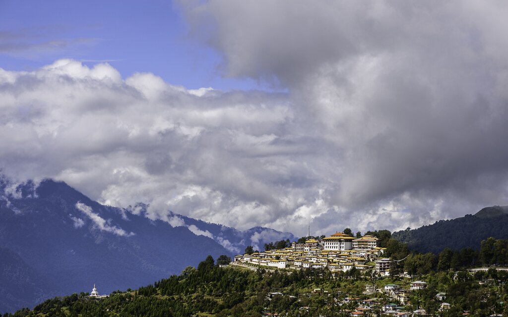 Explore the history of buddhist Culture and monumnets