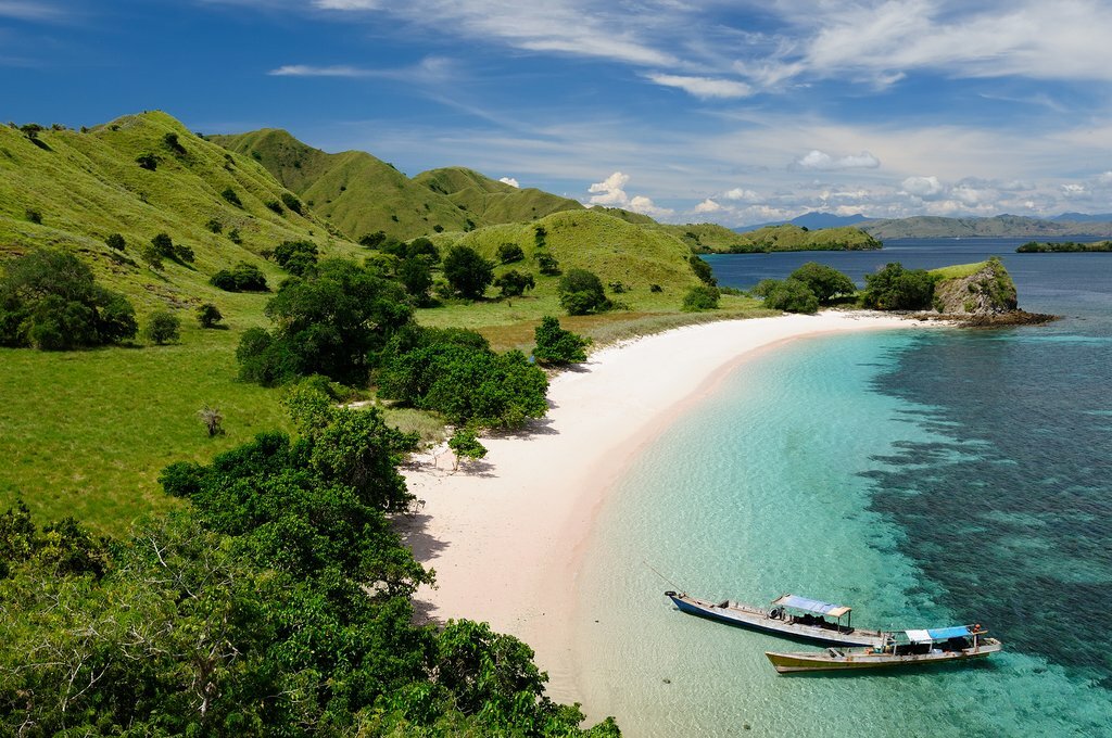 Indonesia, Komodo Archipelago - DIscover the pristine beaches of the Komodo archipelago