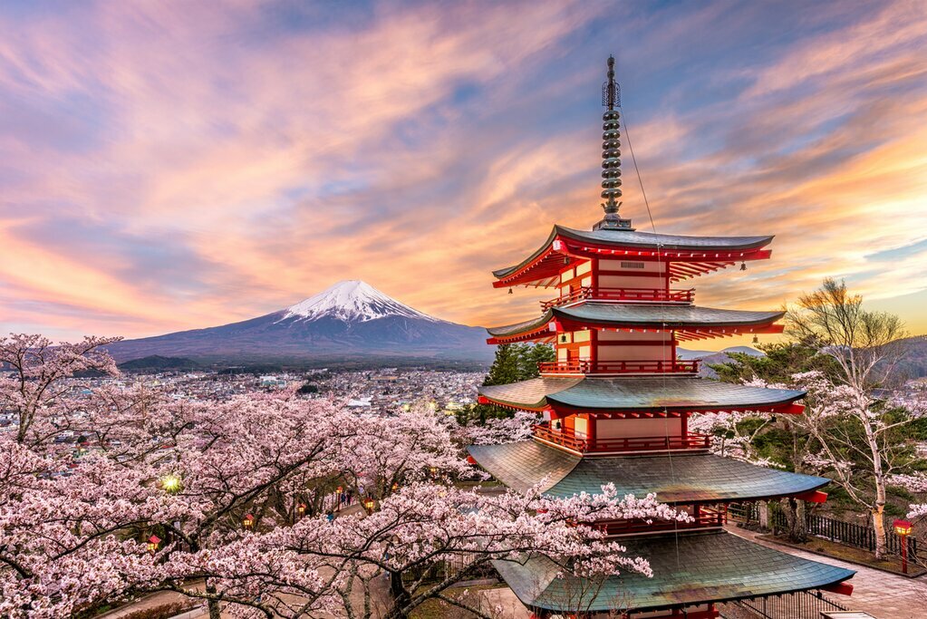 best time to visit Japan - Chureito pagoda during Spring time, with Mount Fuji in background