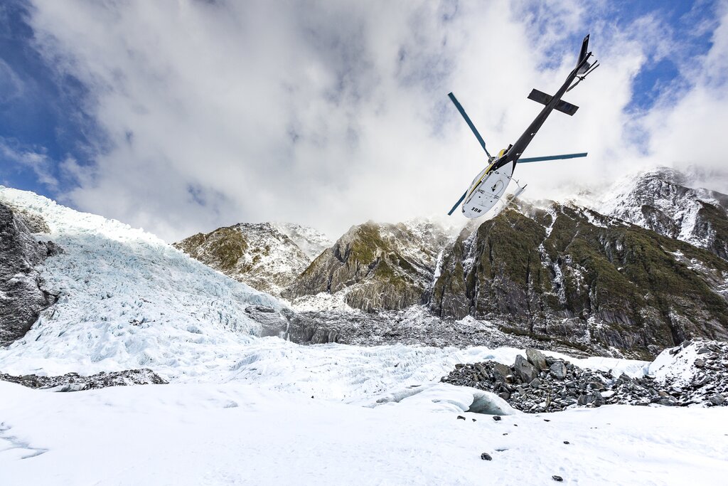 Helicopter over Franz Josef Glacier / Franz Josef Glacier / Kā Roimata o Hine Hukatere