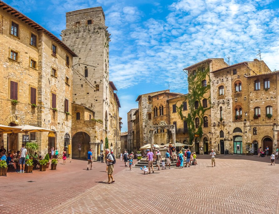 San Gimignano Piazza della Cisterna