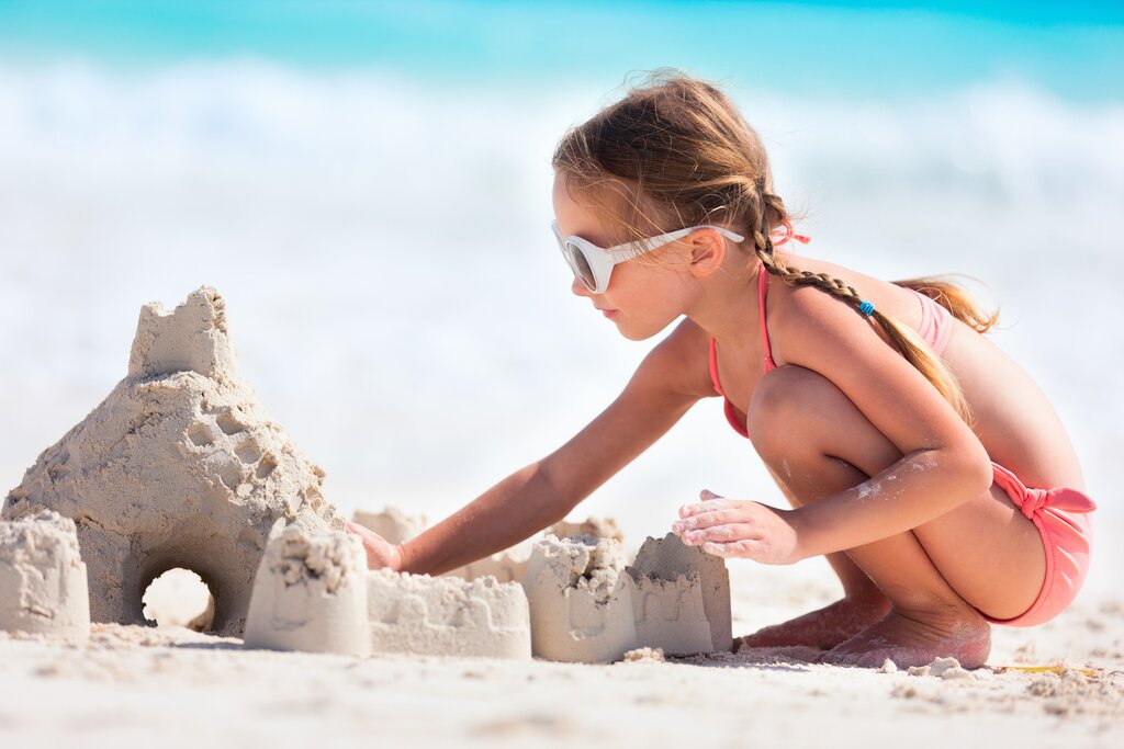 Relax with the kids on Playa de Amor