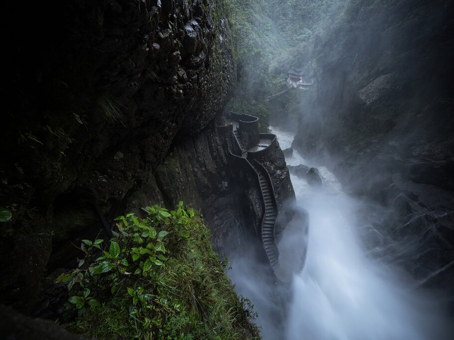 Devil's Cauldron waterfall and viewing platform