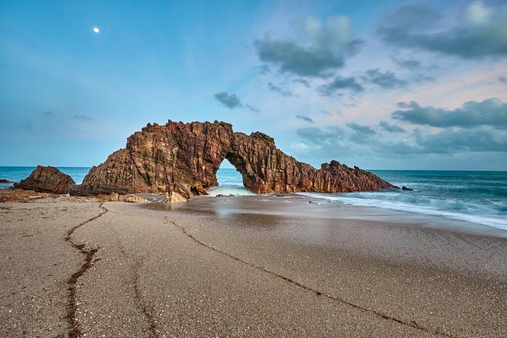 Pedra Furada Natural Rock Arch in Jericoacoara Beach