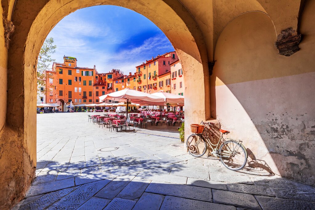 The Piazza di Anfiteatro in Lucca