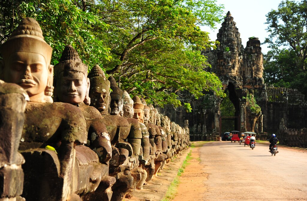 Explore the temples by remork (tuk tuk)