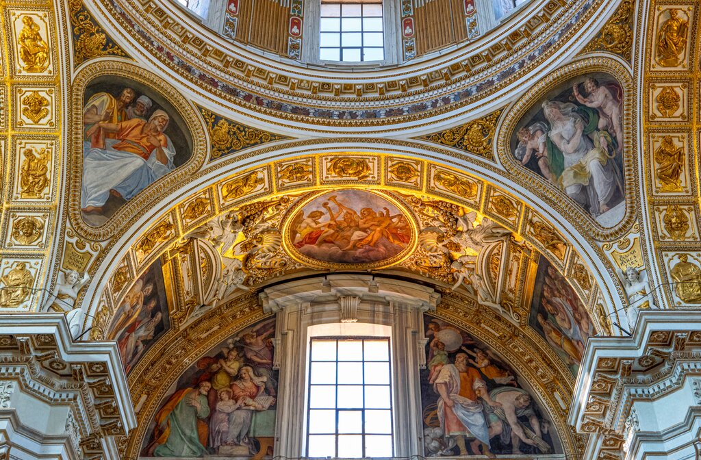 Admire the beauty of the Sistine Chapel