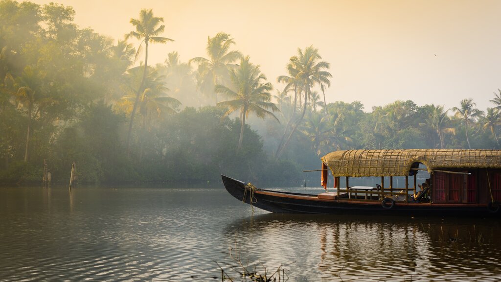A houseboat ready to receive passengers