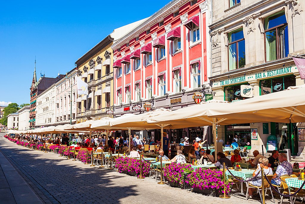 A lively sidewalk in Oslo's city center