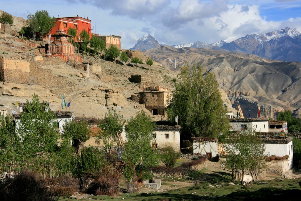 Giling village with the Gompa above