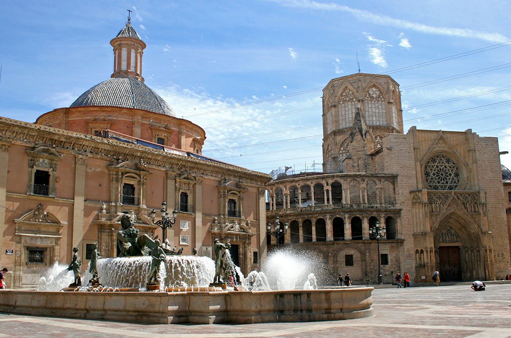 Blue skies and bright sunshine over Valencia Cathedral.