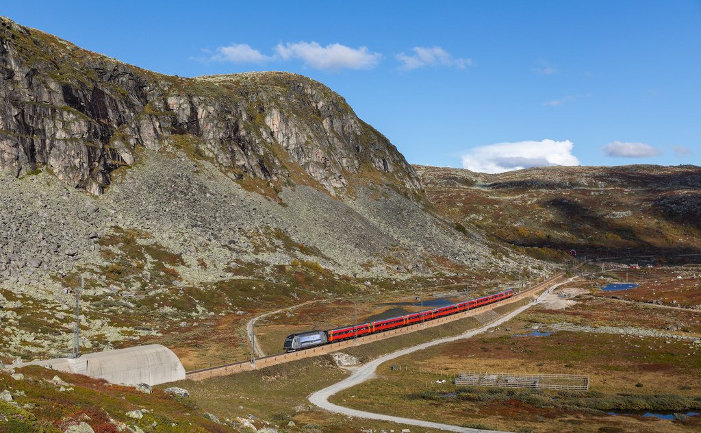 Scenic train ride through Hardangervidda plateau (Flickr Hive Mind)