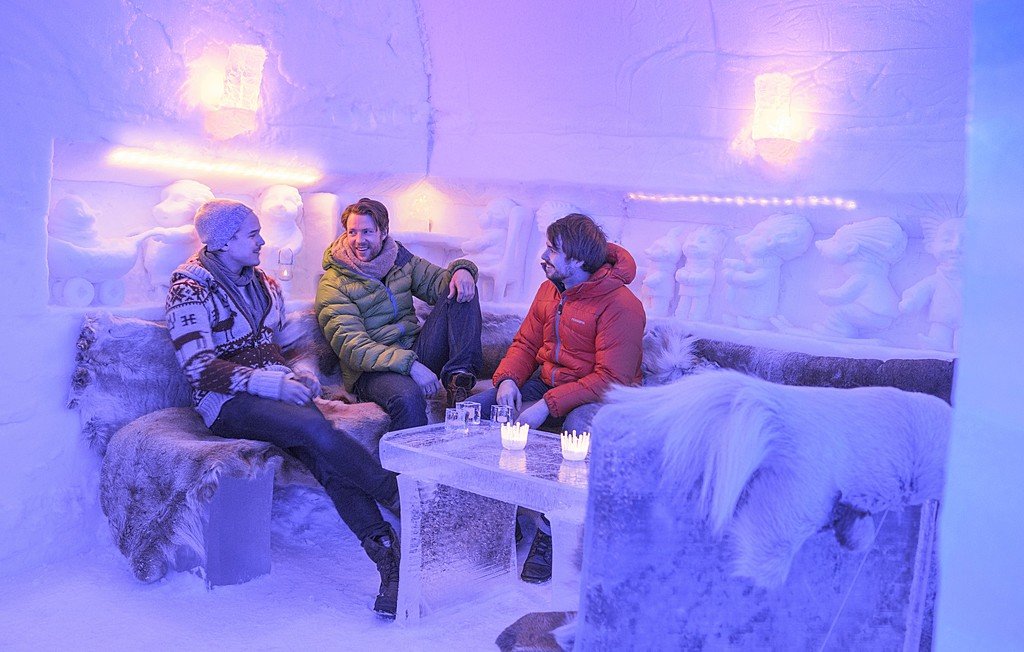 Cocktails in the ice hotel's lounge