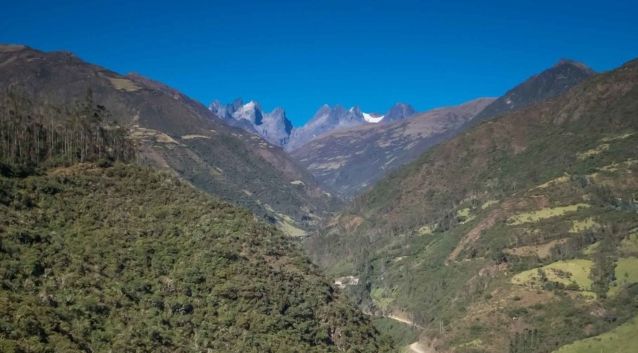 Breathtaking views along the mountain road toward Huancacalle.