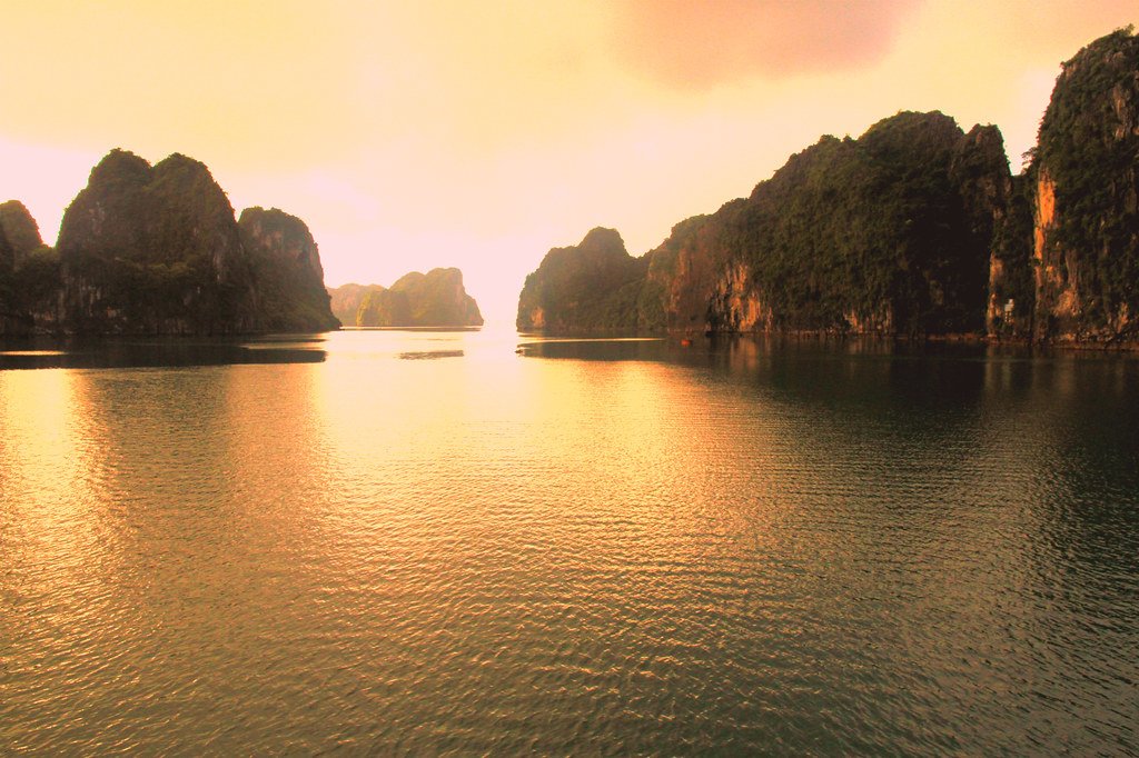 Sunrise at Hạ Long Bay