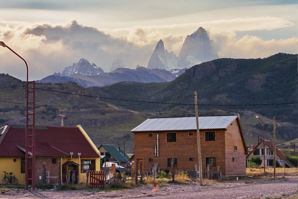 Houses in El Chalten with stunning mountain scenery in the background.