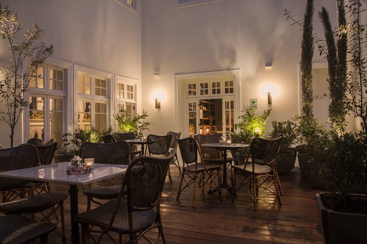 Dining al fresco at Hotel B's restaurant (Photo courtesy of Hotel B)