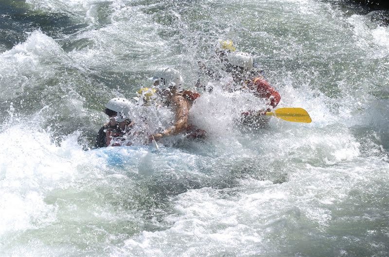 Rafting on American River (Photo courtesy of @yenyifu)