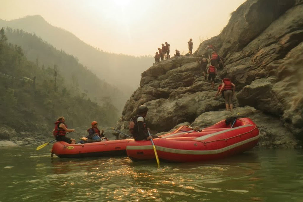 Cliff jumping on the river