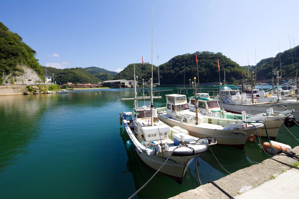 Boats in Yunotsu, Photo Courtesy of Izo/Shutterstock