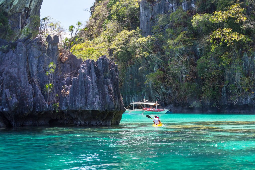 Kayak between the rock faces in El Nido