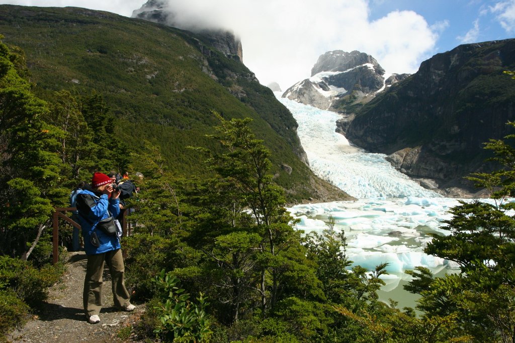 Trail leading to Serrano Glacier