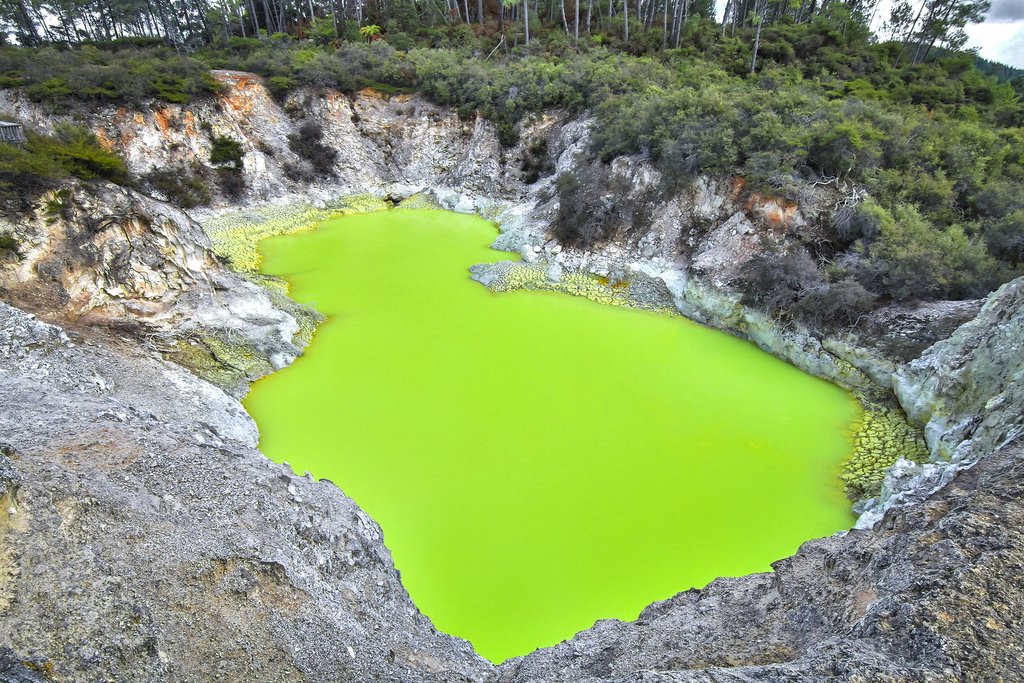 New Zealand - Wai-O-Tapu's Devil's Bath