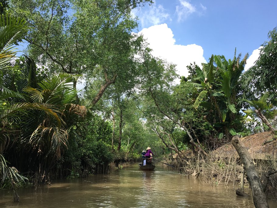 See the Cai Be floating market at Tan Phong island