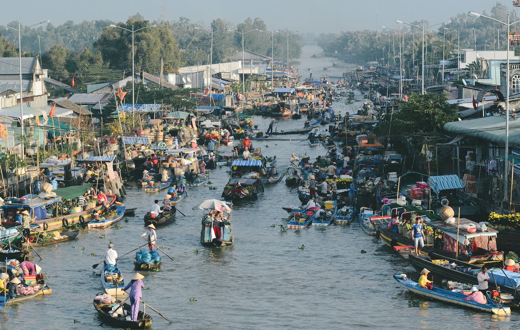 Spend some time at the Cai Rang floating market