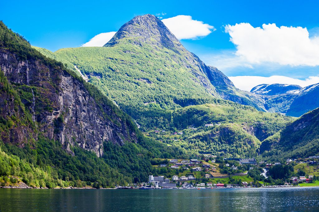 Kayak in the Geirangerfjord and have lunch in town.