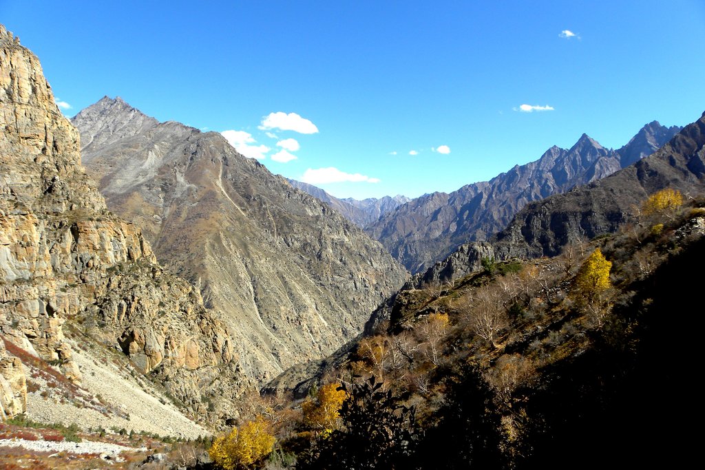 The rocky Chenglungma landscape before reaching the Limi Valley villages 