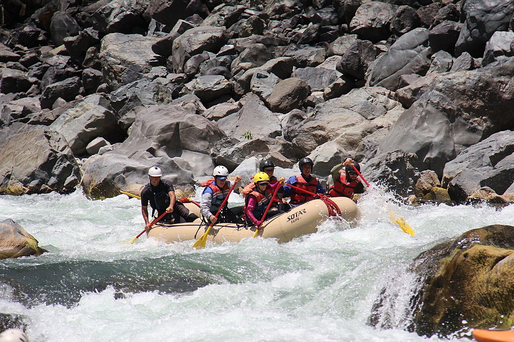 Once the Santo Tomás tributary joins with the main river flow, you will encounter larger rapids