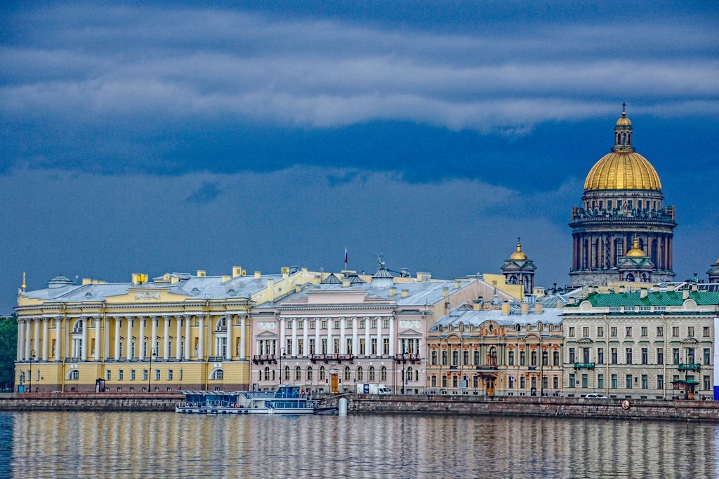 The unforgettable Palace Embarkment in St. Petersburg - Photo by Mario & Debbie