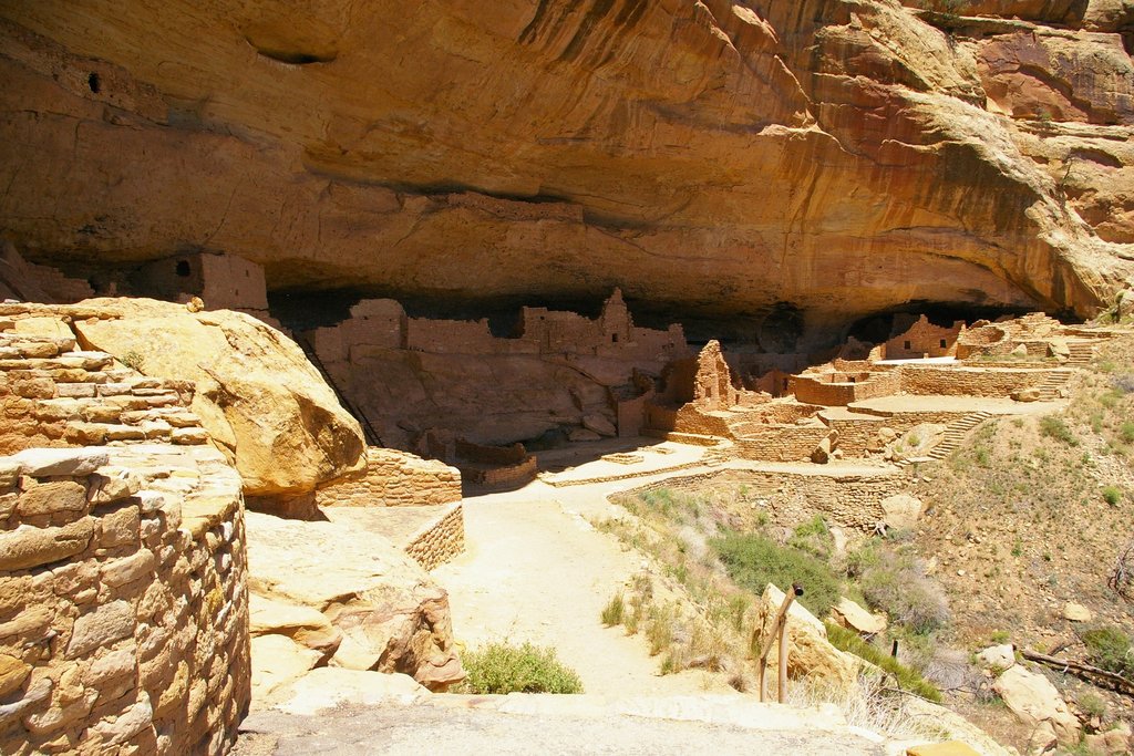 Stone villages built into the sides of cliffs in Mesa Verde