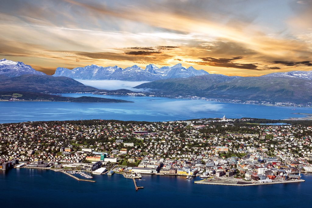 This picturesque city is surrounded by nature.