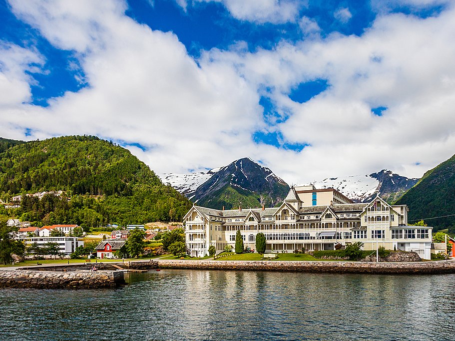Arrive in Balestrand, Explore