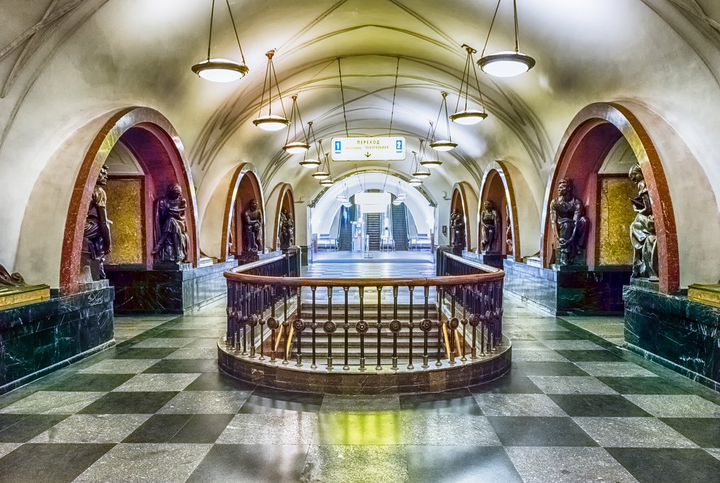 Ploschad Revolutsii Metro Station