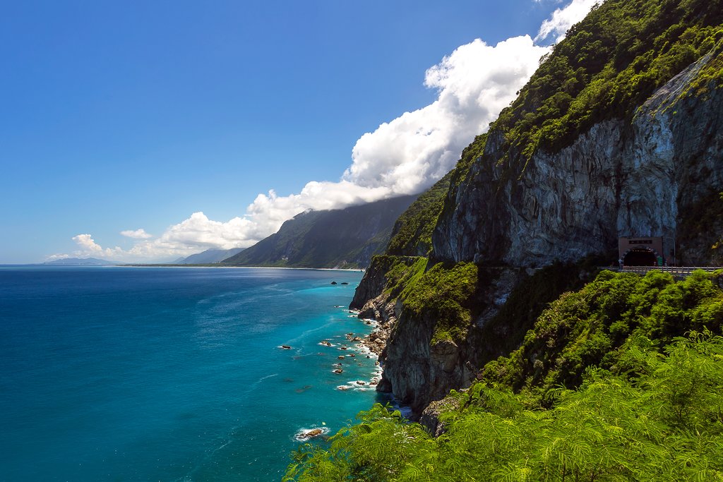 Pass by Qingshui Cliff on the famous Suhua Highway coastal road