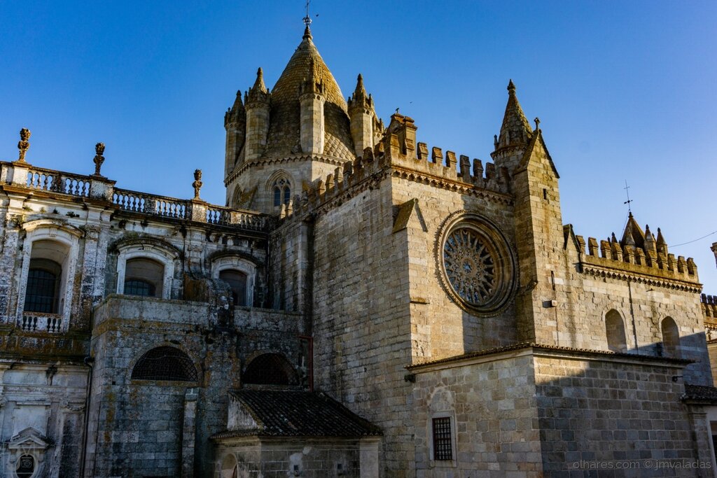 Visit the Ancient Roman City of Évora (With Road Book)