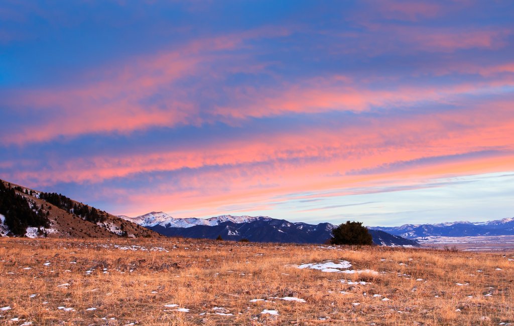 Montana - Colorful clouds above the mountains in Bozeman