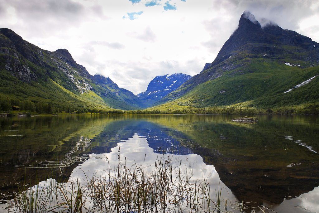 Stop for a picnic lunch at this lakeside vista.