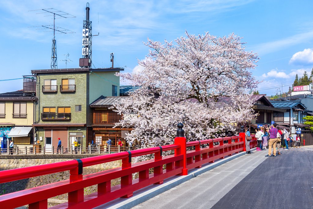 Takayama's iconic Nakabashi Bridge.